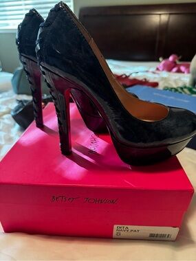 Betsey Johnson Dita Navy Patent Platform Heels Size 8